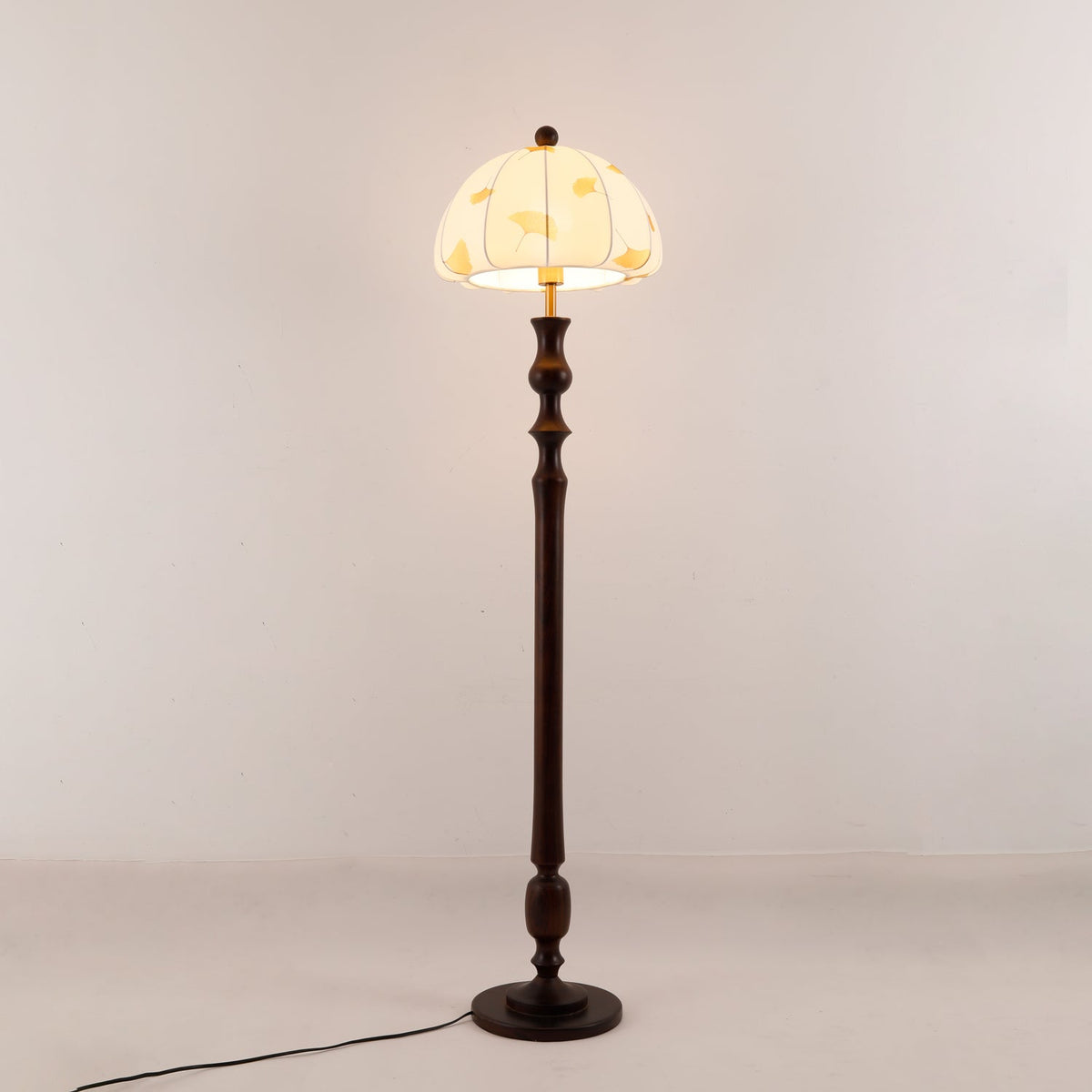 Ginkgore Stehleuchte aus Holz und Stoff im Vintage-Stil