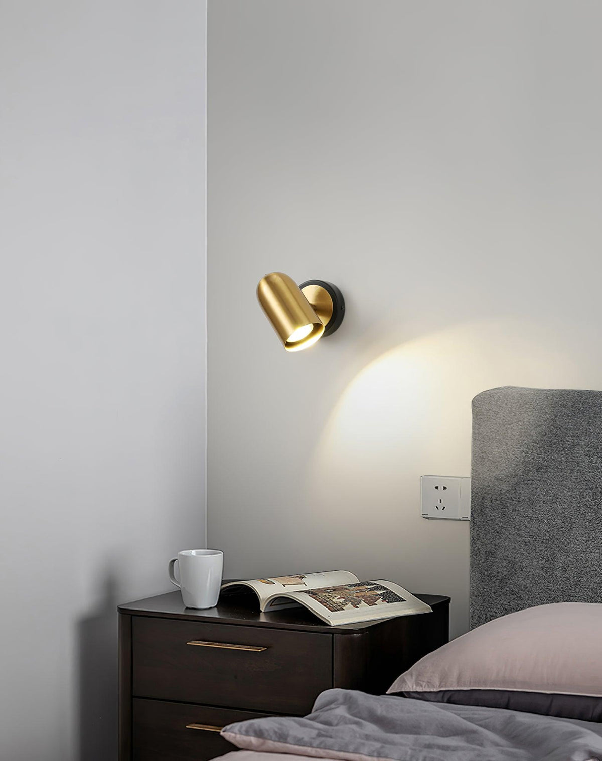 Oriaira zeitgenössische minimalistische Gold-Wandleuchte