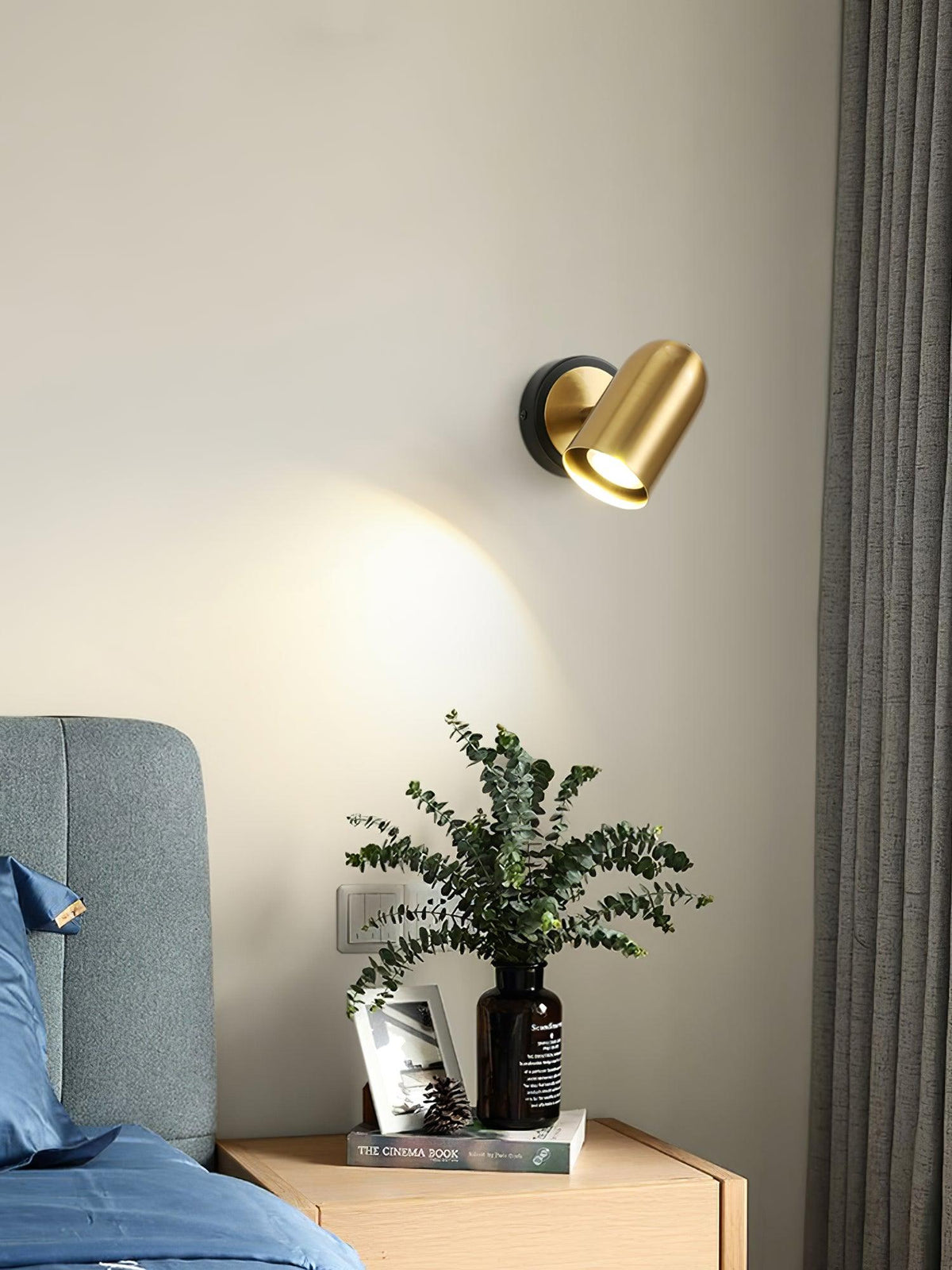 Oriaira zeitgenössische minimalistische Gold-Wandleuchte