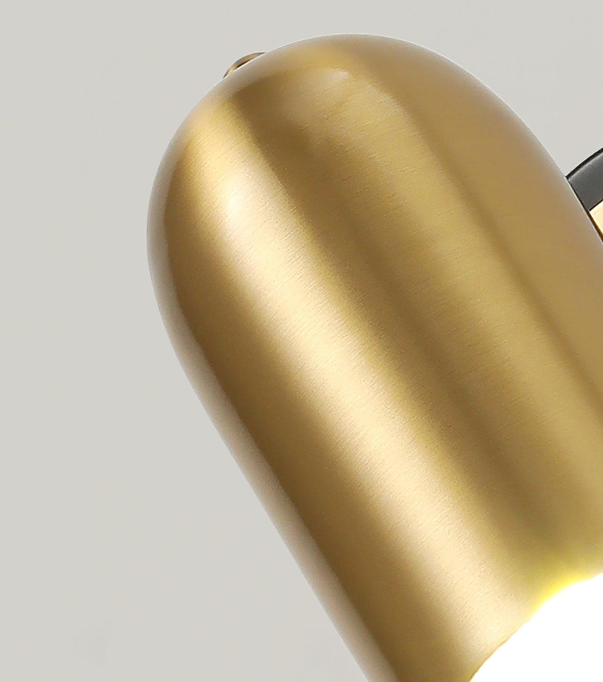Oriaira zeitgenössische minimalistische Gold-Wandleuchte