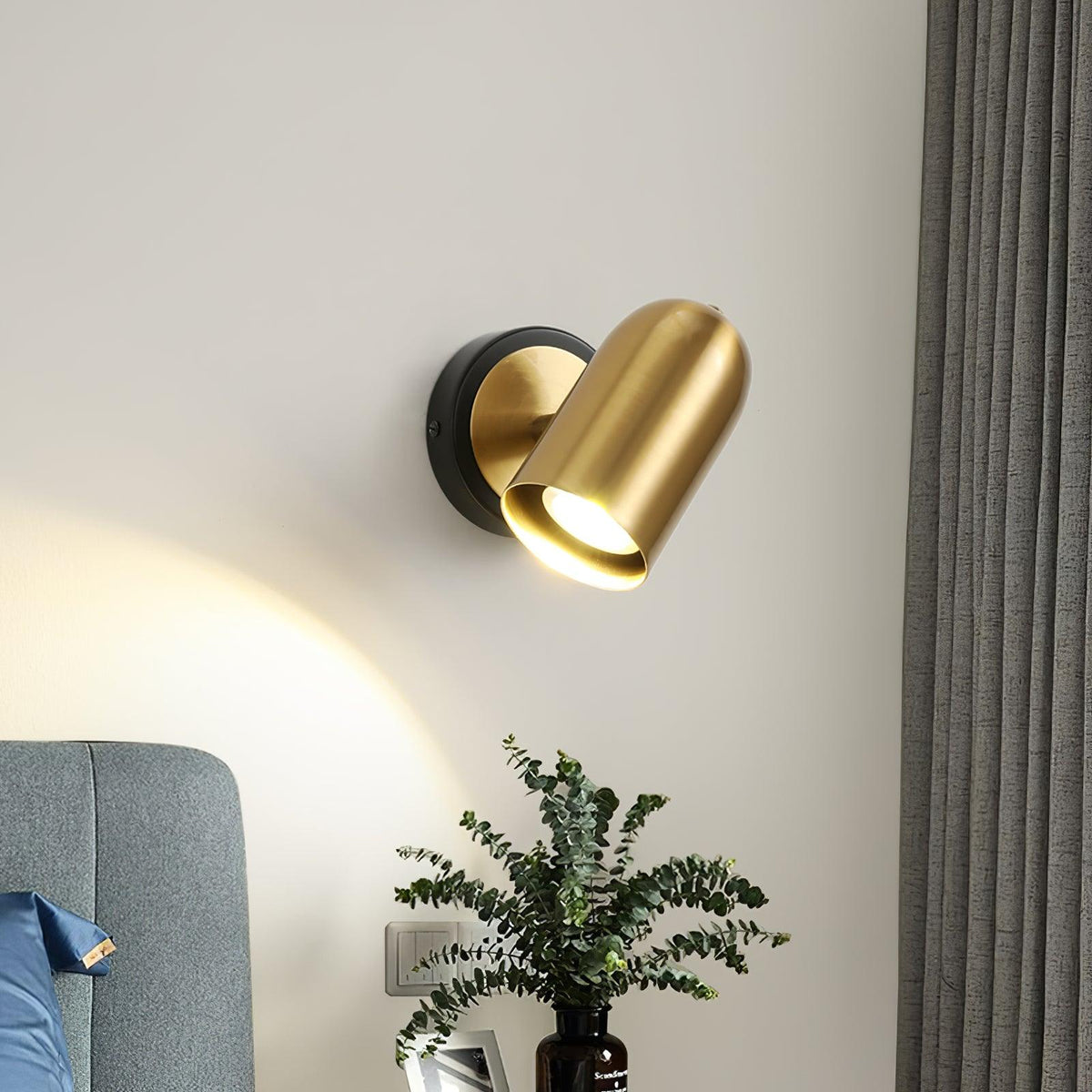 Oriaira zeitgenössische minimalistische Gold-Wandleuchte