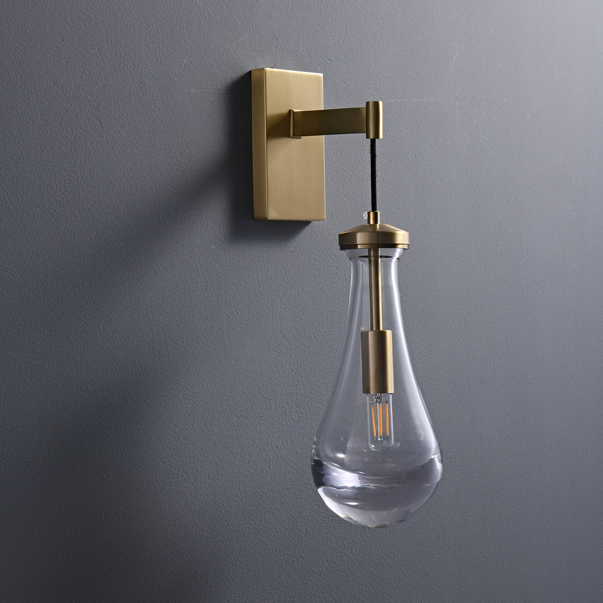 Lyshaos zeitgenössische minimalistische Messing-Glas-Wandleuchte