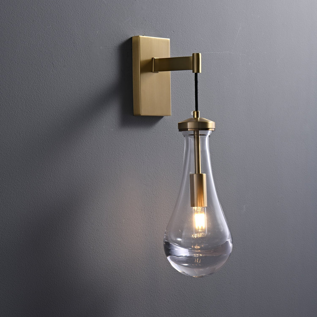 Lyshaos zeitgenössische minimalistische Messing-Glas-Wandleuchte