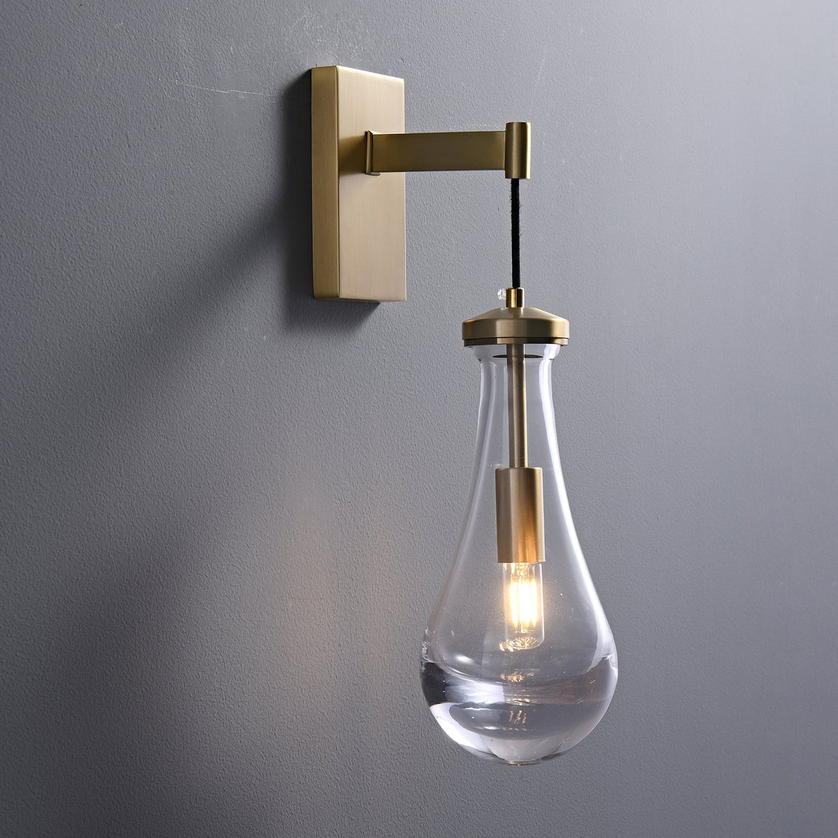 Lyshaos zeitgenössische minimalistische Messing-Glas-Wandleuchte