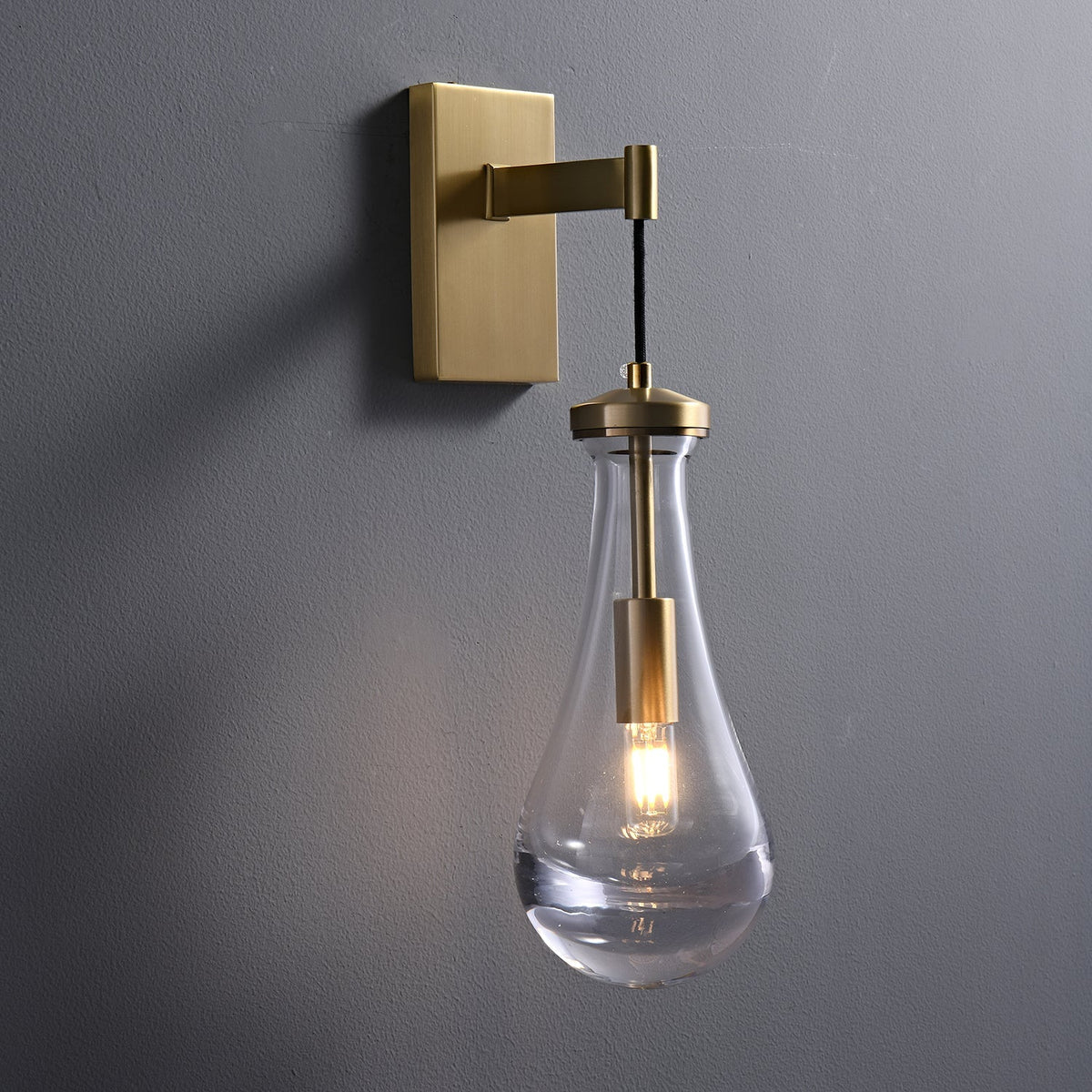 Lyshaos zeitgenössische minimalistische Messing-Glas-Wandleuchte