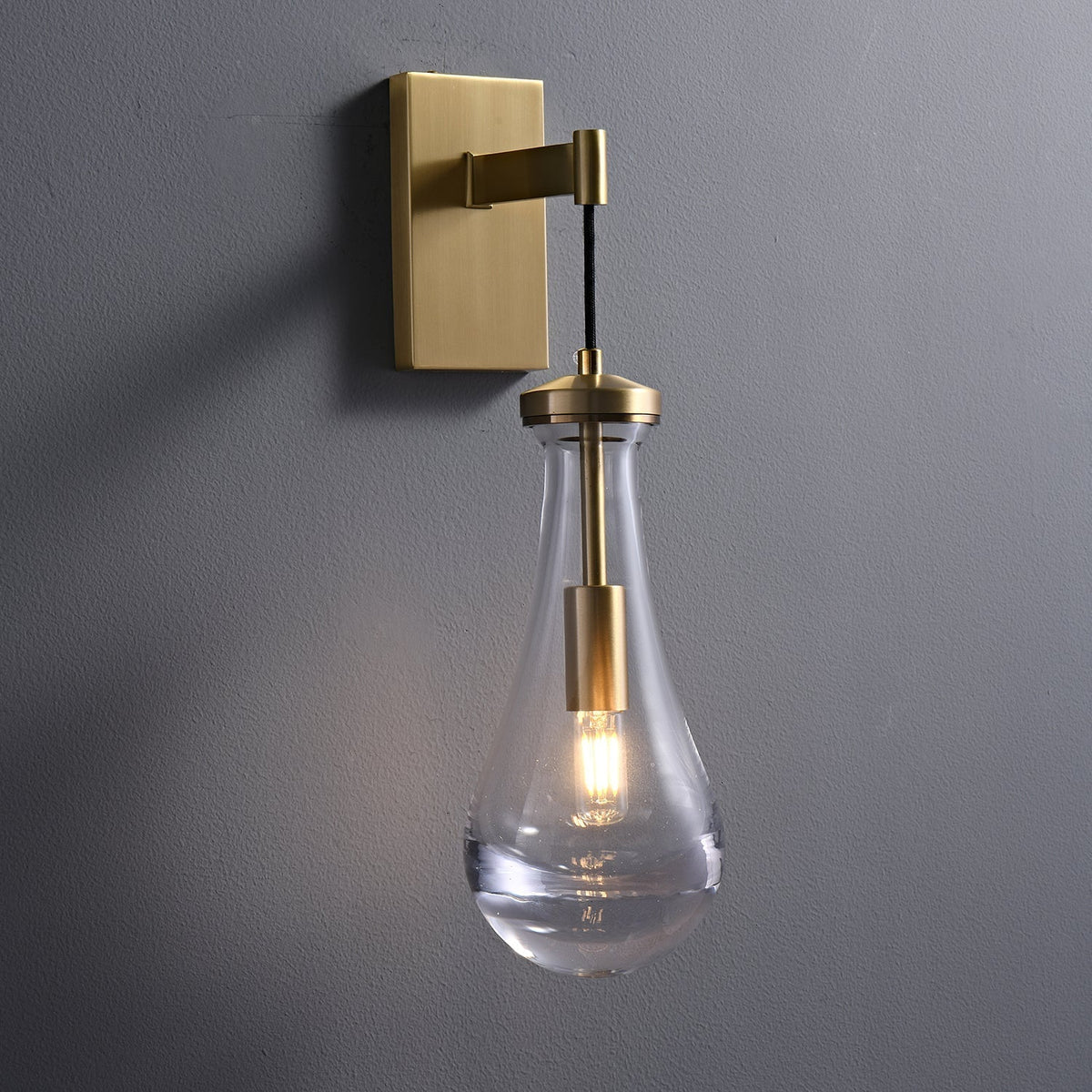 Lyshaos zeitgenössische minimalistische Messing-Glas-Wandleuchte