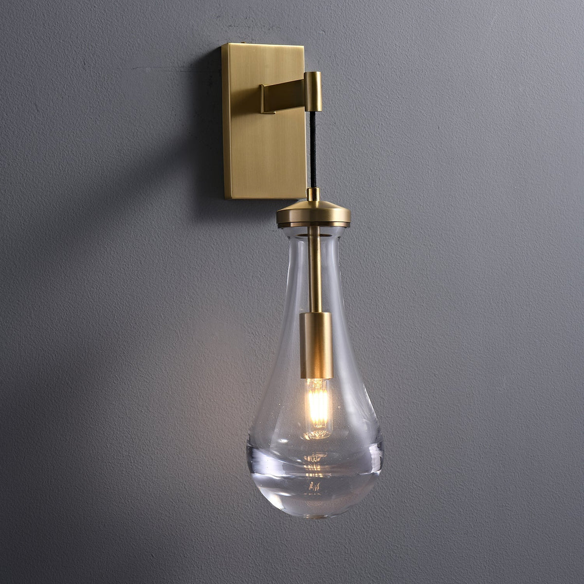 Lyshaos zeitgenössische minimalistische Messing-Glas-Wandleuchte