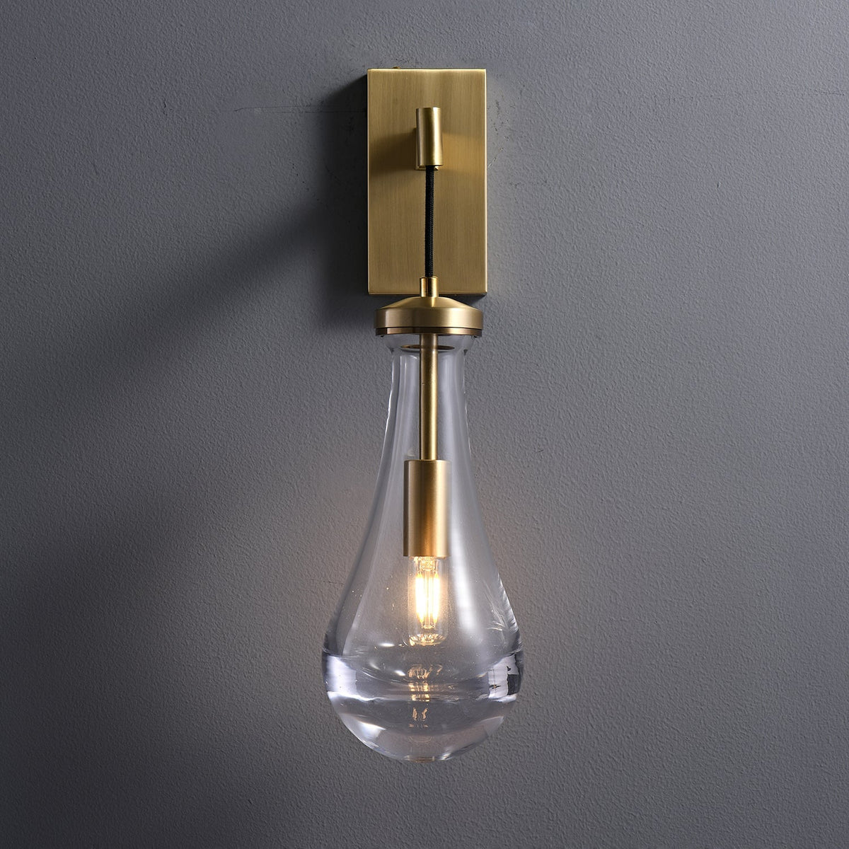Lyshaos zeitgenössische minimalistische Messing-Glas-Wandleuchte