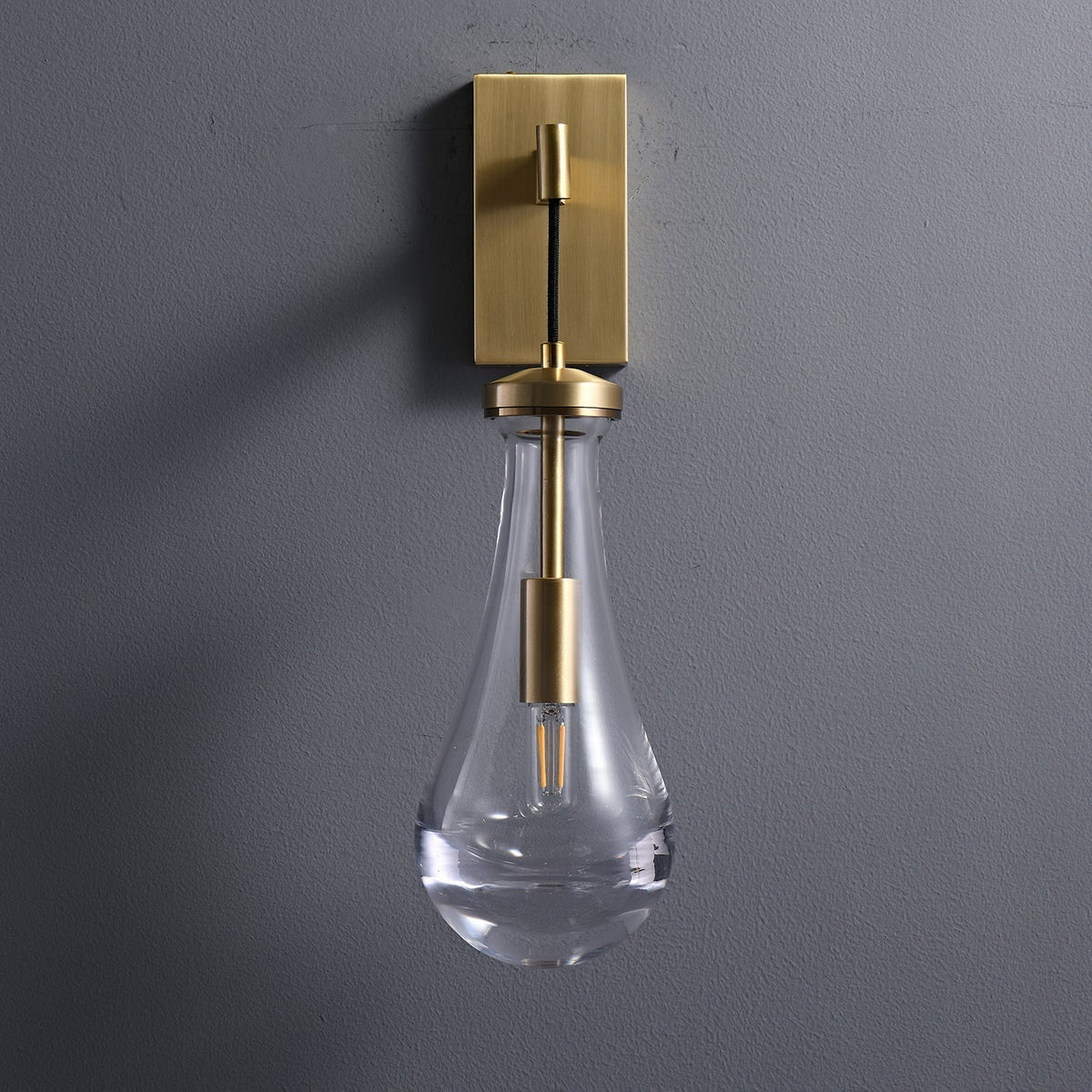 Lyshaos zeitgenössische minimalistische Messing-Glas-Wandleuchte