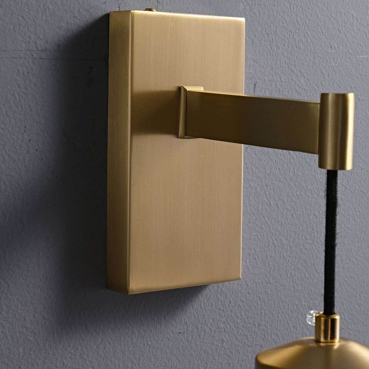 Lyshaos zeitgenössische minimalistische Messing-Glas-Wandleuchte