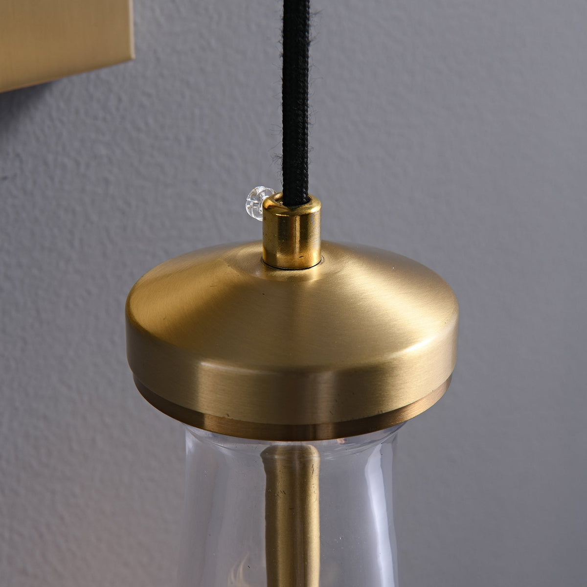 Lyshaos zeitgenössische minimalistische Messing-Glas-Wandleuchte
