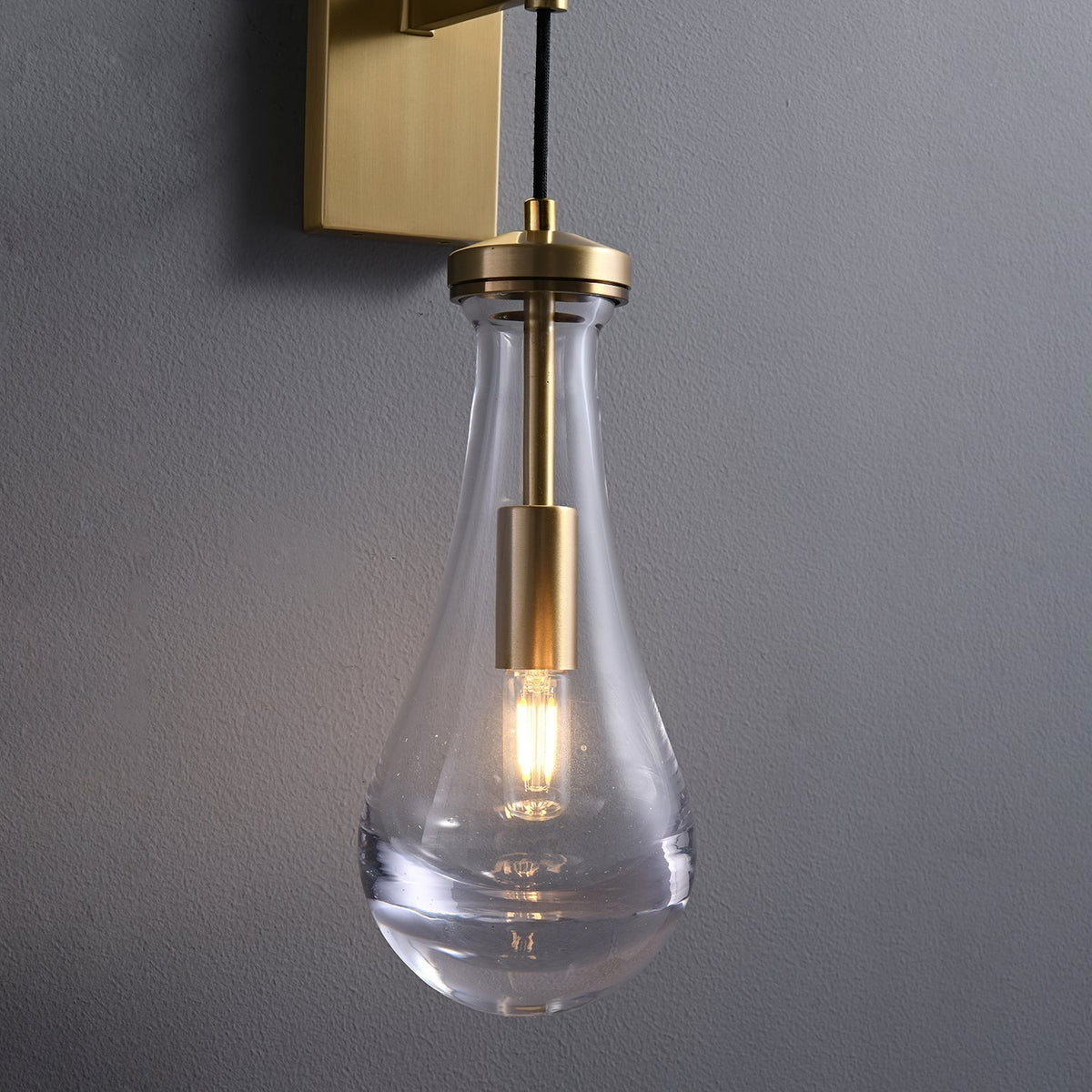 Lyshaos zeitgenössische minimalistische Messing-Glas-Wandleuchte