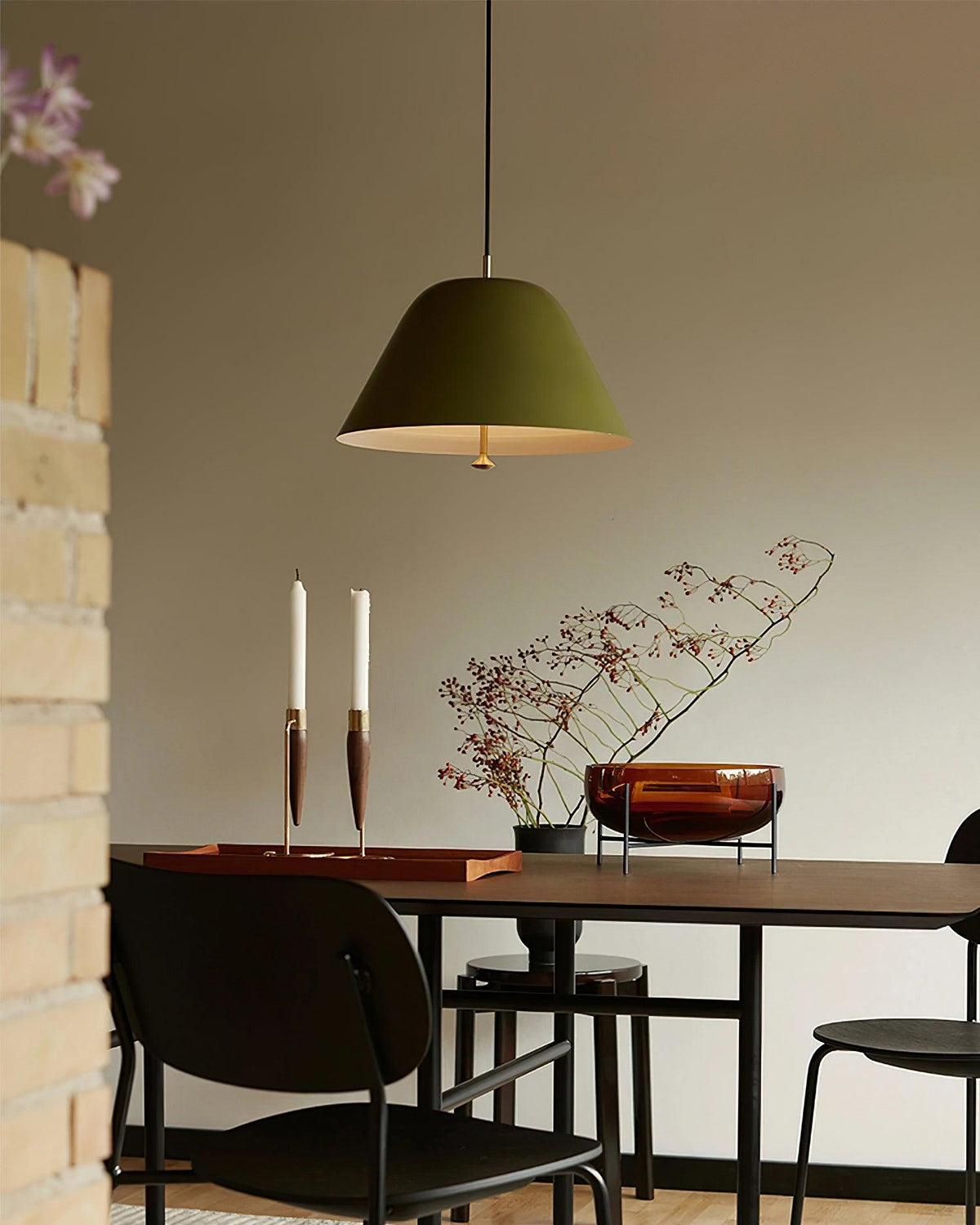 Moderne Pendelleuchte mit Metall-Lampenschirm in Grün und Weiß minimalistisch