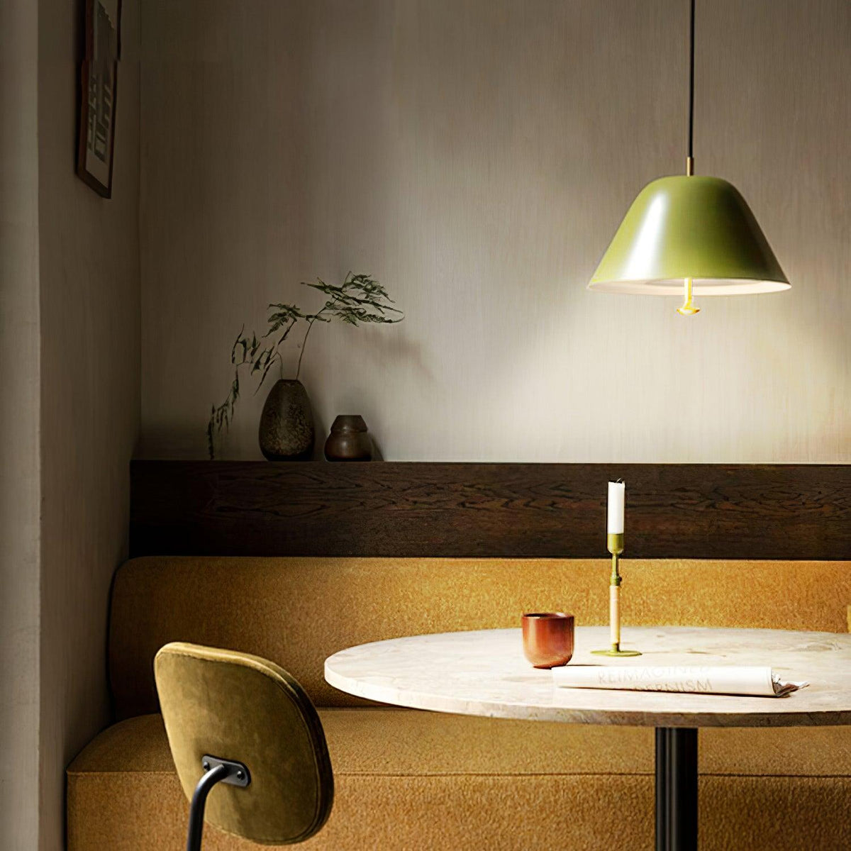 Moderne Pendelleuchte mit Metall-Lampenschirm in Grün und Weiß minimalistisch