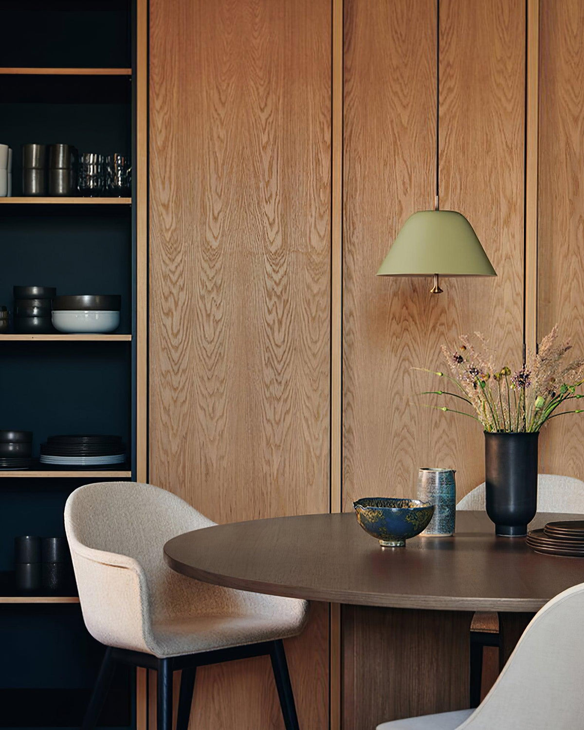 Moderne Pendelleuchte mit Metall-Lampenschirm in Grün und Weiß minimalistisch