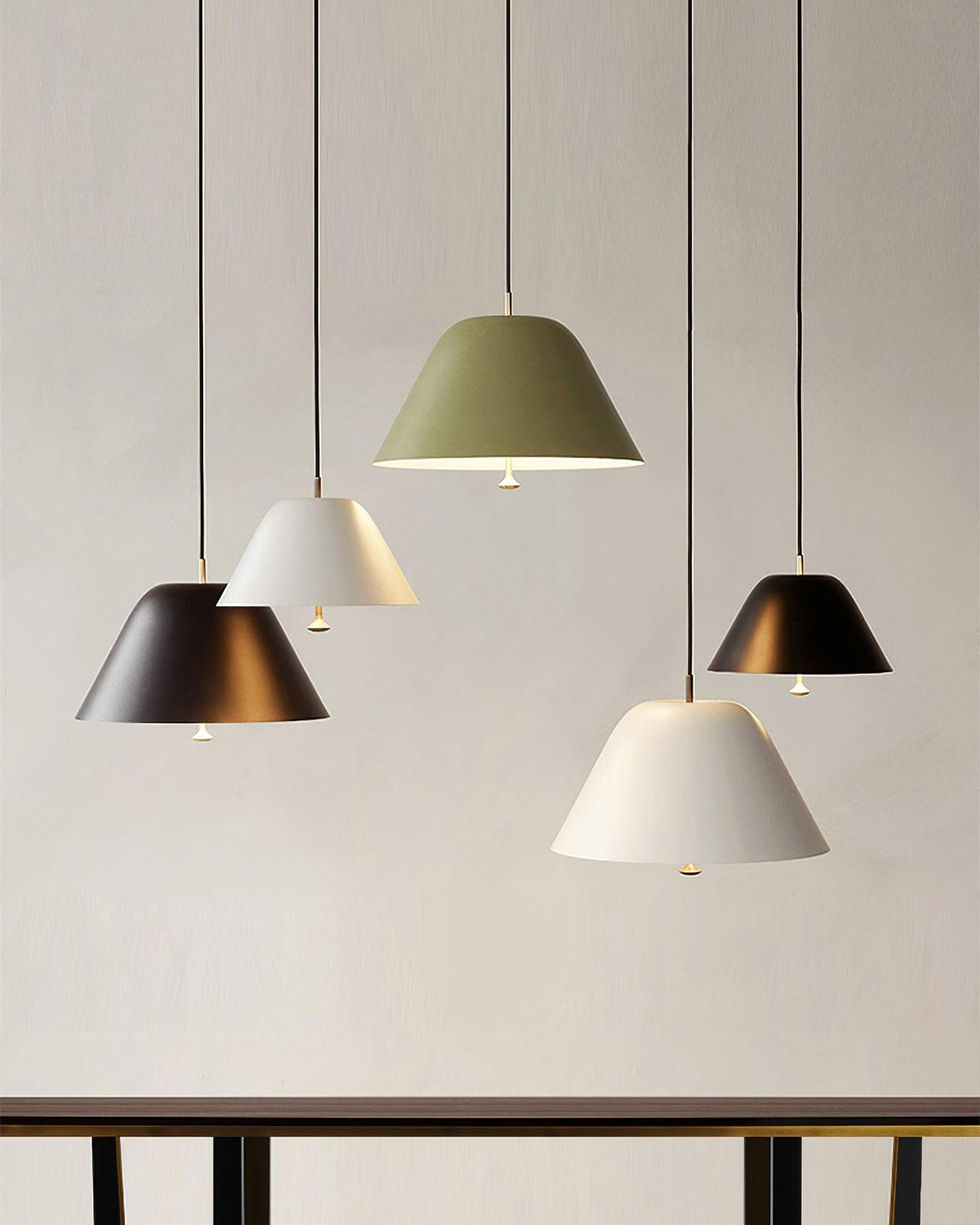 Moderne Pendelleuchte mit Metall-Lampenschirm in Grün und Weiß minimalistisch