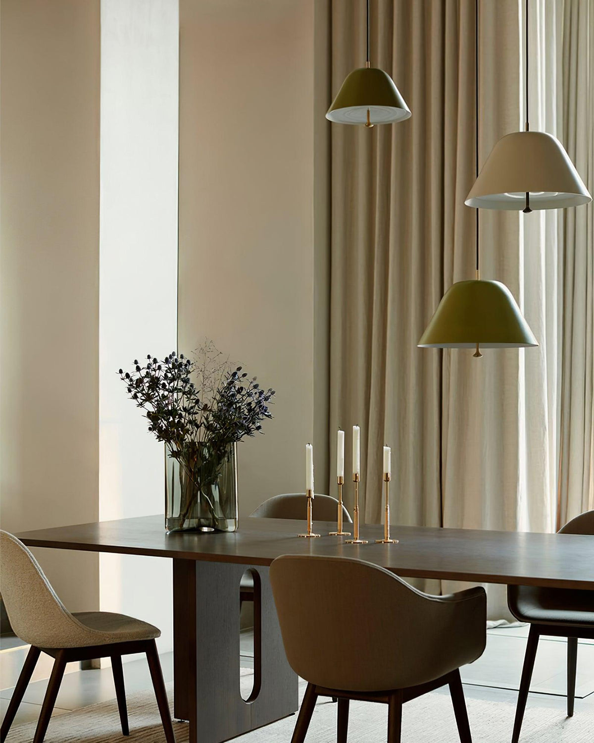Moderne Pendelleuchte mit Metall-Lampenschirm in Grün und Weiß minimalistisch