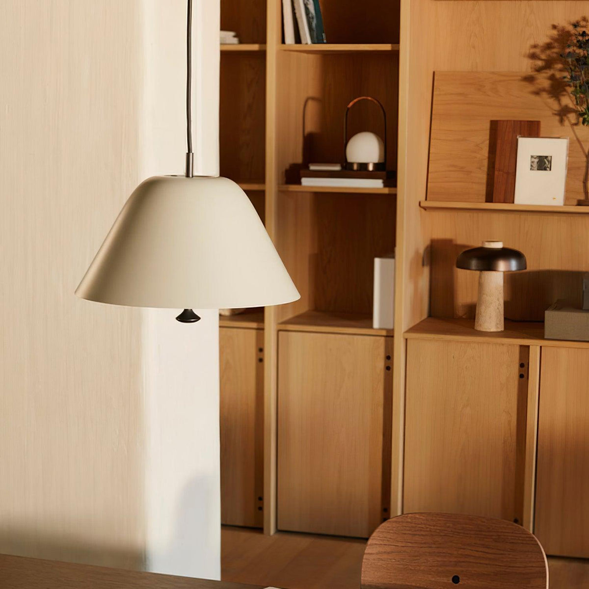 Moderne Pendelleuchte mit Metall-Lampenschirm in Grün und Weiß minimalistisch