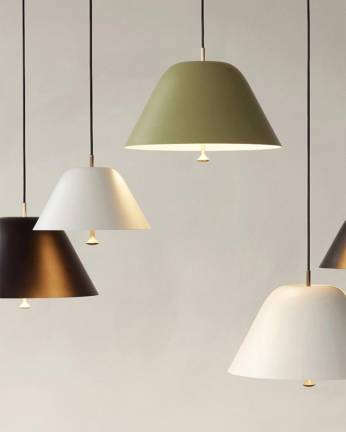 Moderne Pendelleuchte mit Metall-Lampenschirm in Grün und Weiß minimalistisch