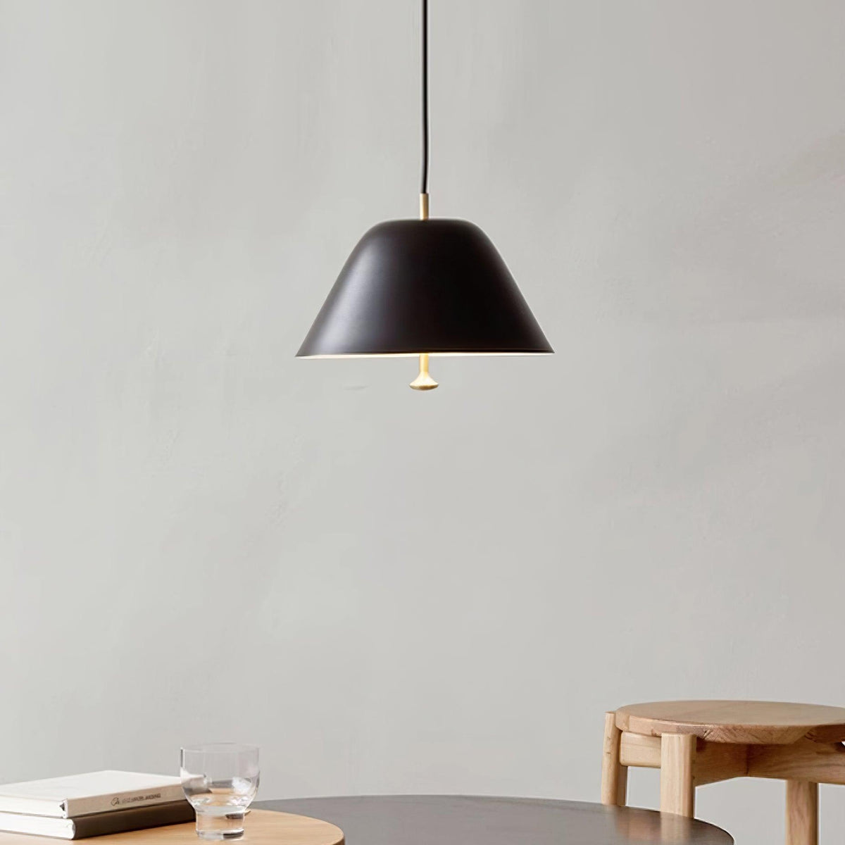 Moderne Pendelleuchte mit Metall-Lampenschirm in Grün und Weiß minimalistisch