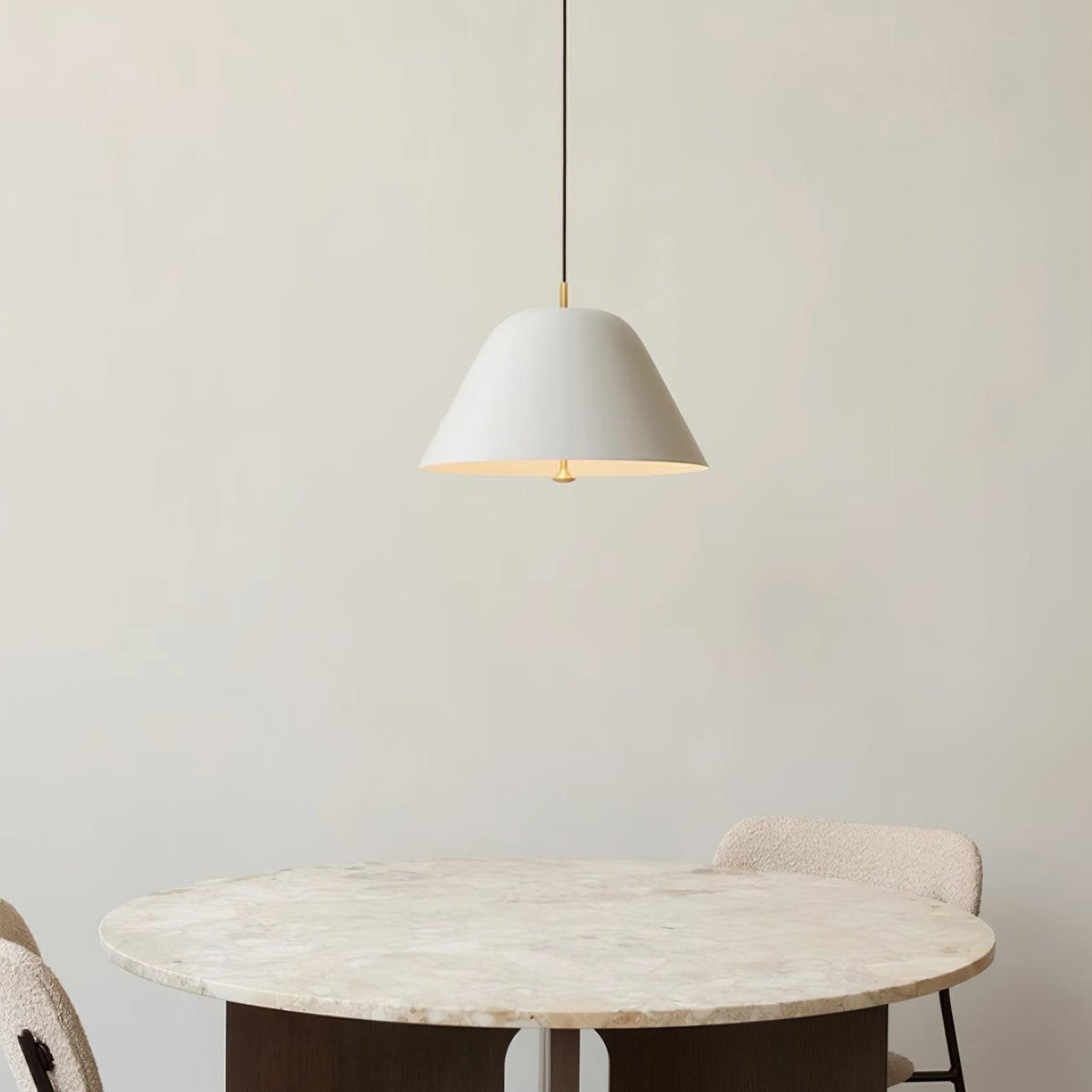 Moderne Pendelleuchte mit Metall-Lampenschirm in Grün und Weiß minimalistisch