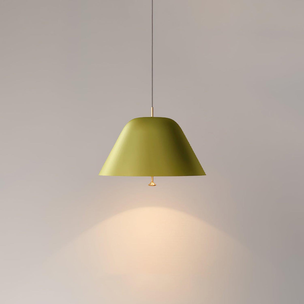 Moderne Pendelleuchte mit Metall-Lampenschirm in Grün und Weiß minimalistisch