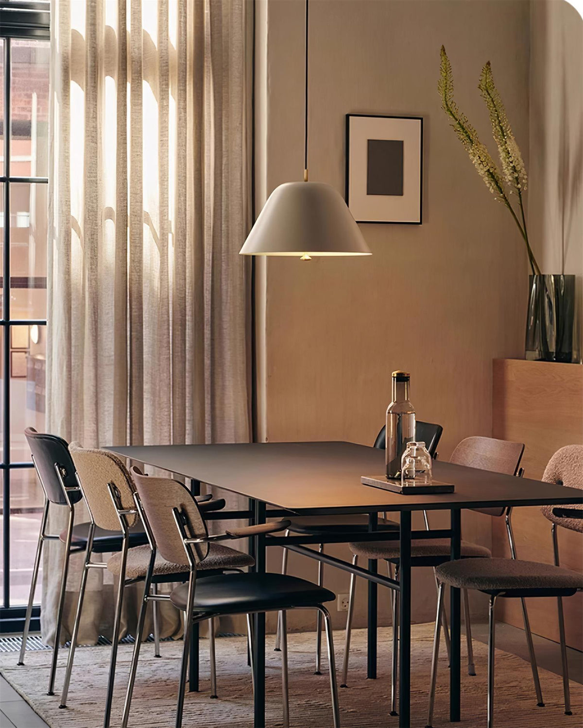 Moderne Pendelleuchte mit Metall-Lampenschirm in Grün und Weiß minimalistisch