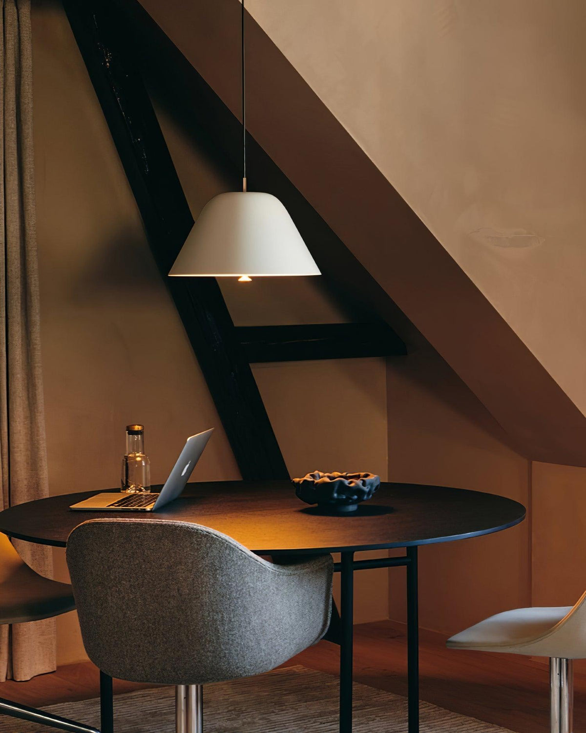 Moderne Pendelleuchte mit Metall-Lampenschirm in Grün und Weiß minimalistisch