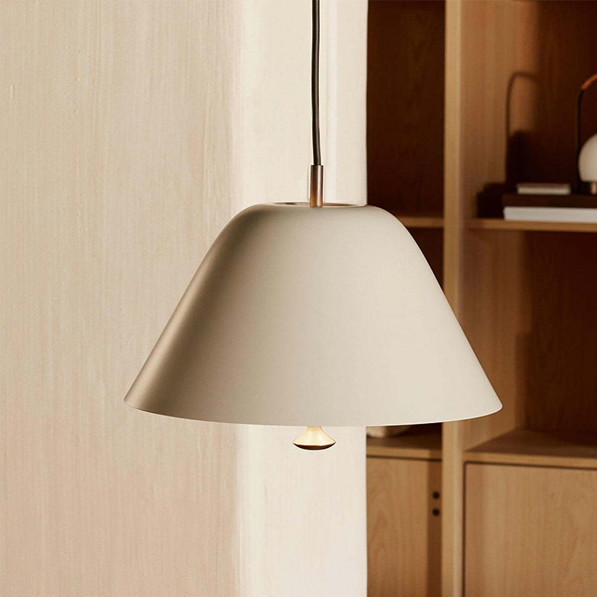 Moderne Pendelleuchte mit Metall-Lampenschirm in Grün und Weiß minimalistisch