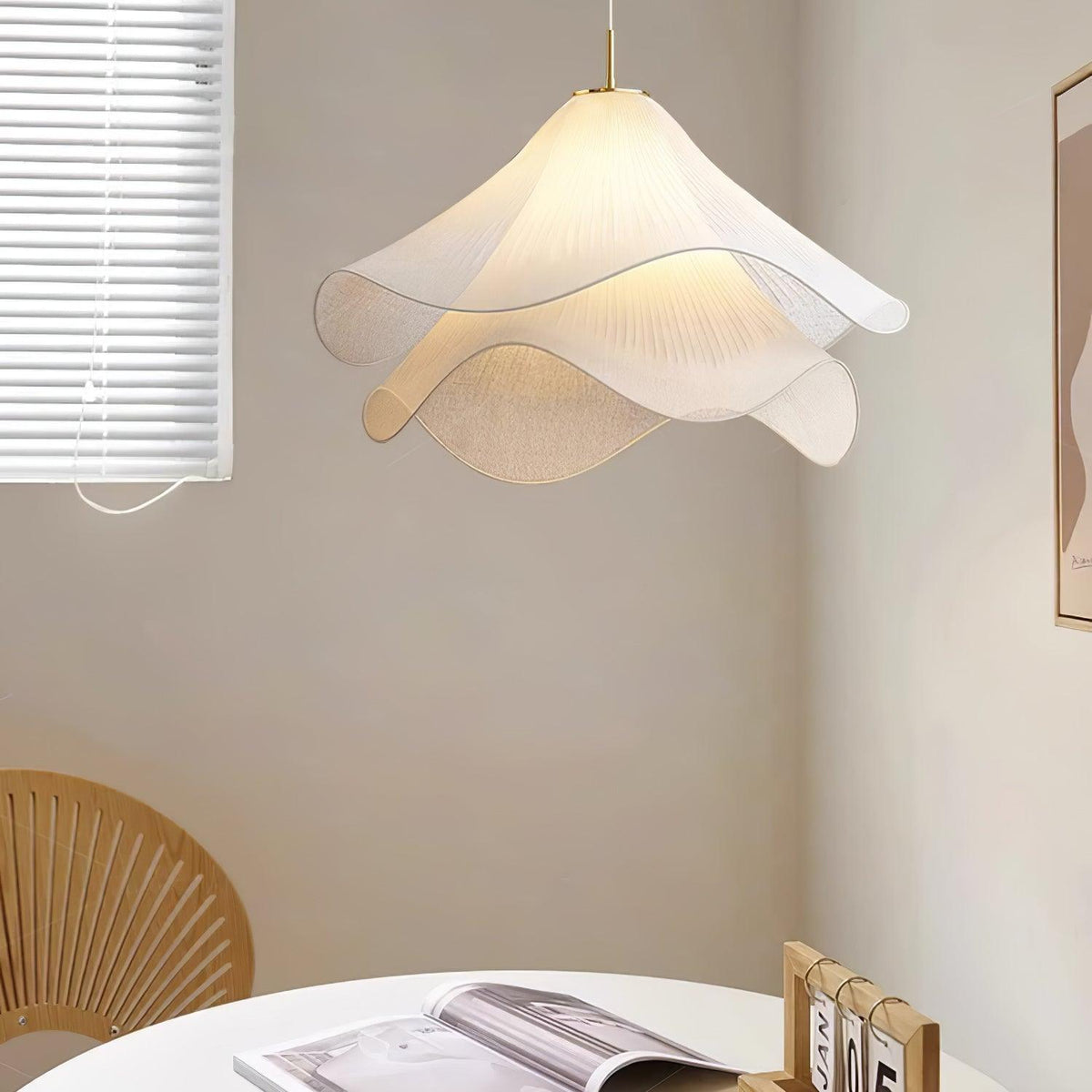 Evanel Pendelleuchte aus Stoff im künstlerischen Design