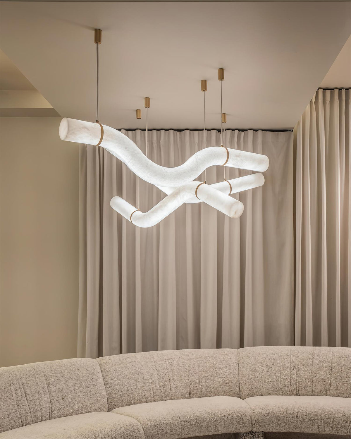 Liberty Kronleuchter gebogener Alabaster-Ribbon-Silhouette