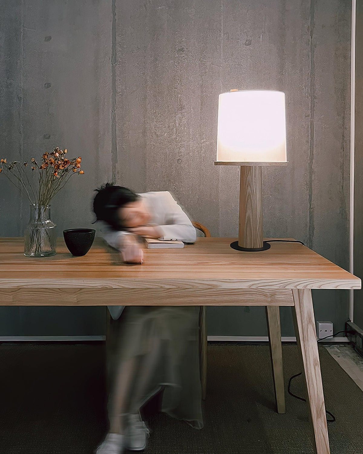 Jennifer Tischleuchte aus Holz im modernen Stil
