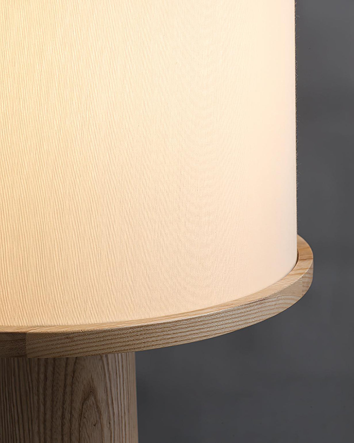 Jennifer Tischleuchte aus Holz im modernen Stil