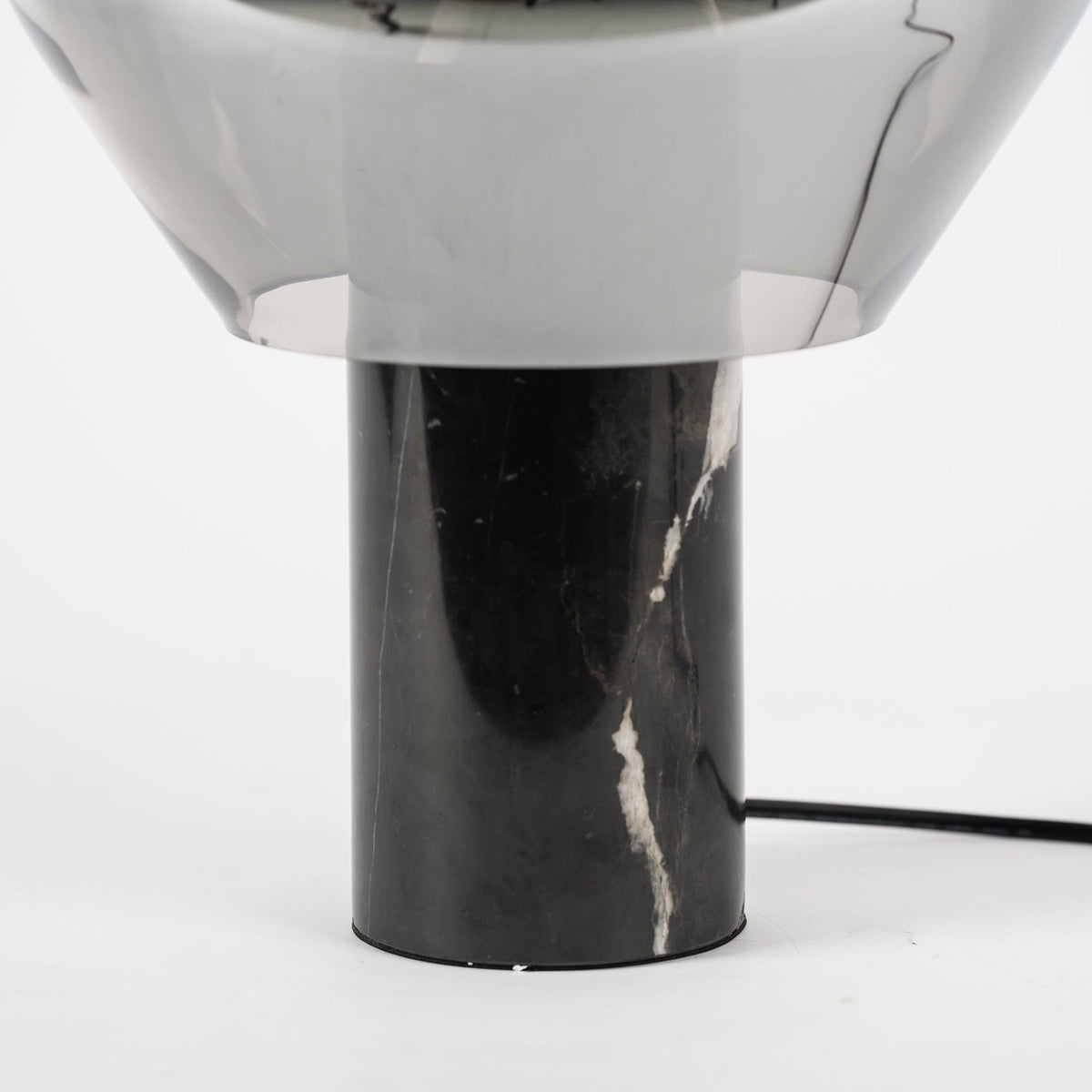 Vihls moderne Tischleuchte aus Marmor
