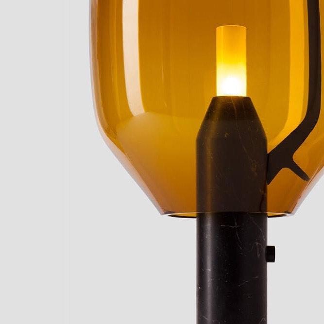Vihls moderne Tischleuchte aus Marmor