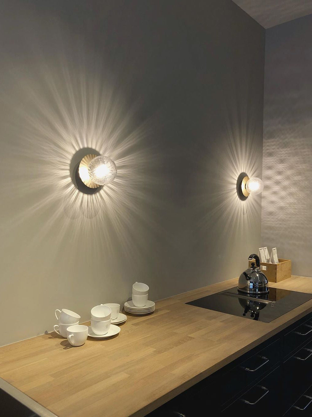 Irinor Premium zeitgenössische Kunst-Wandleuchte aus Messing