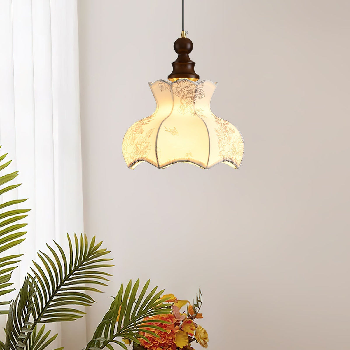 Vintage-Pendelleuchte aus Metall und Holz mit Stoffblume, elegant