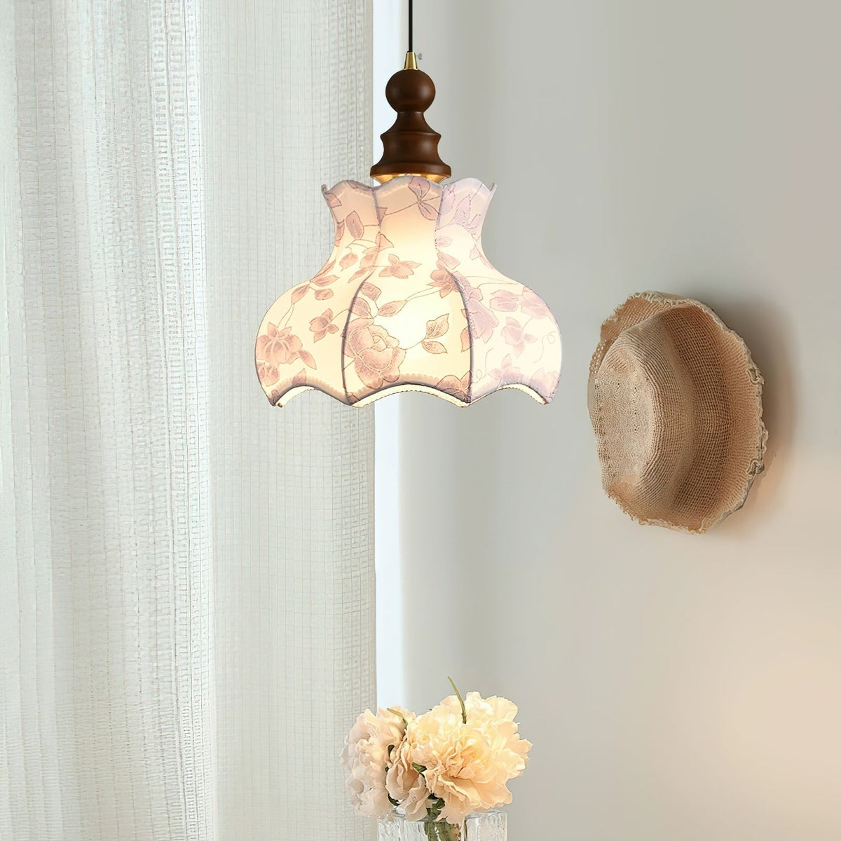 Vintage-Pendelleuchte aus Metall und Holz mit Stoffblume, elegant