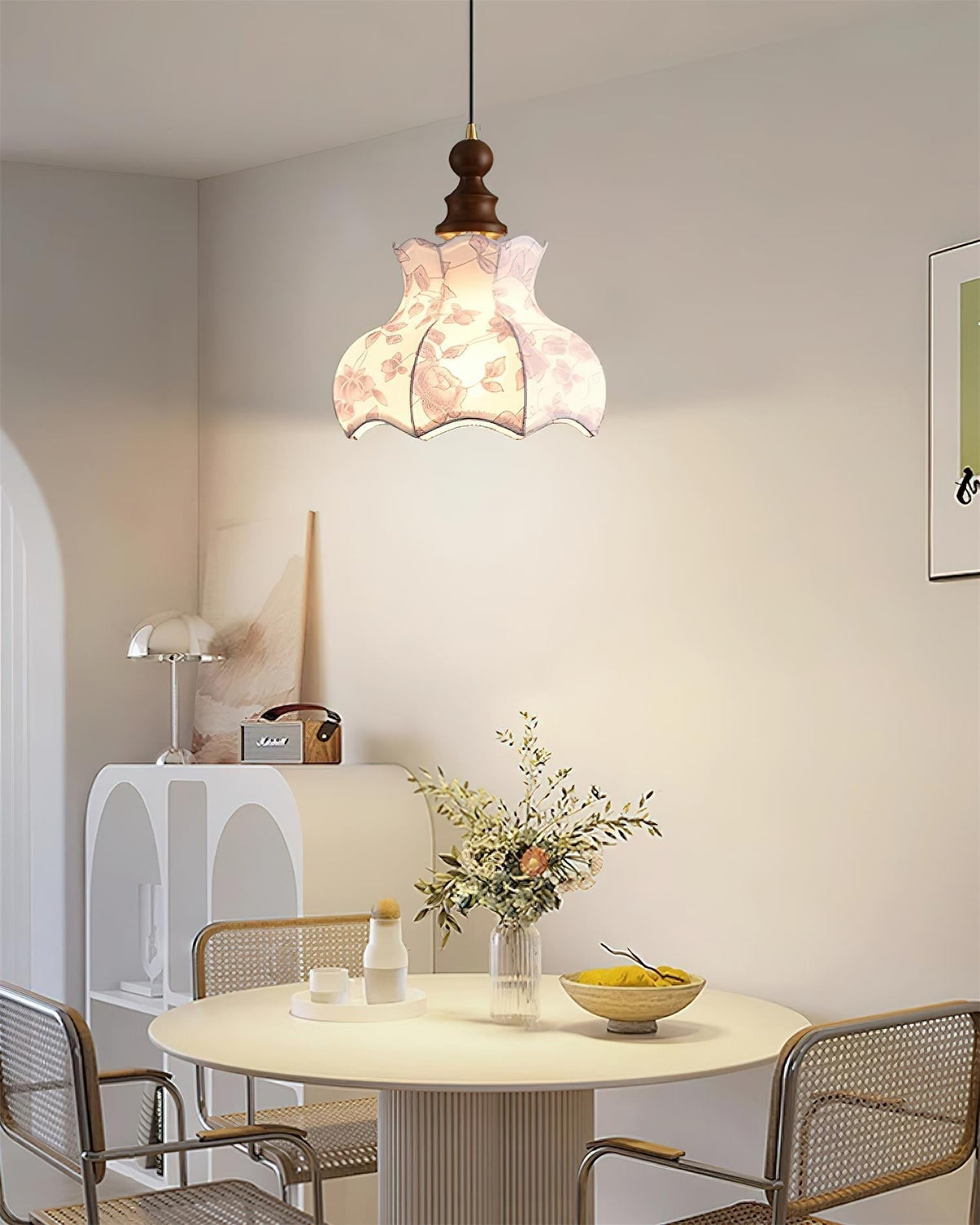 Vintage-Pendelleuchte aus Metall und Holz mit Stoffblume, elegant