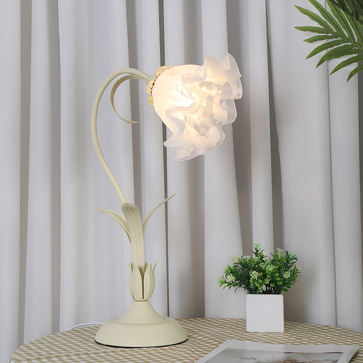 Zorien Acryl-Blumen-Tischlampe