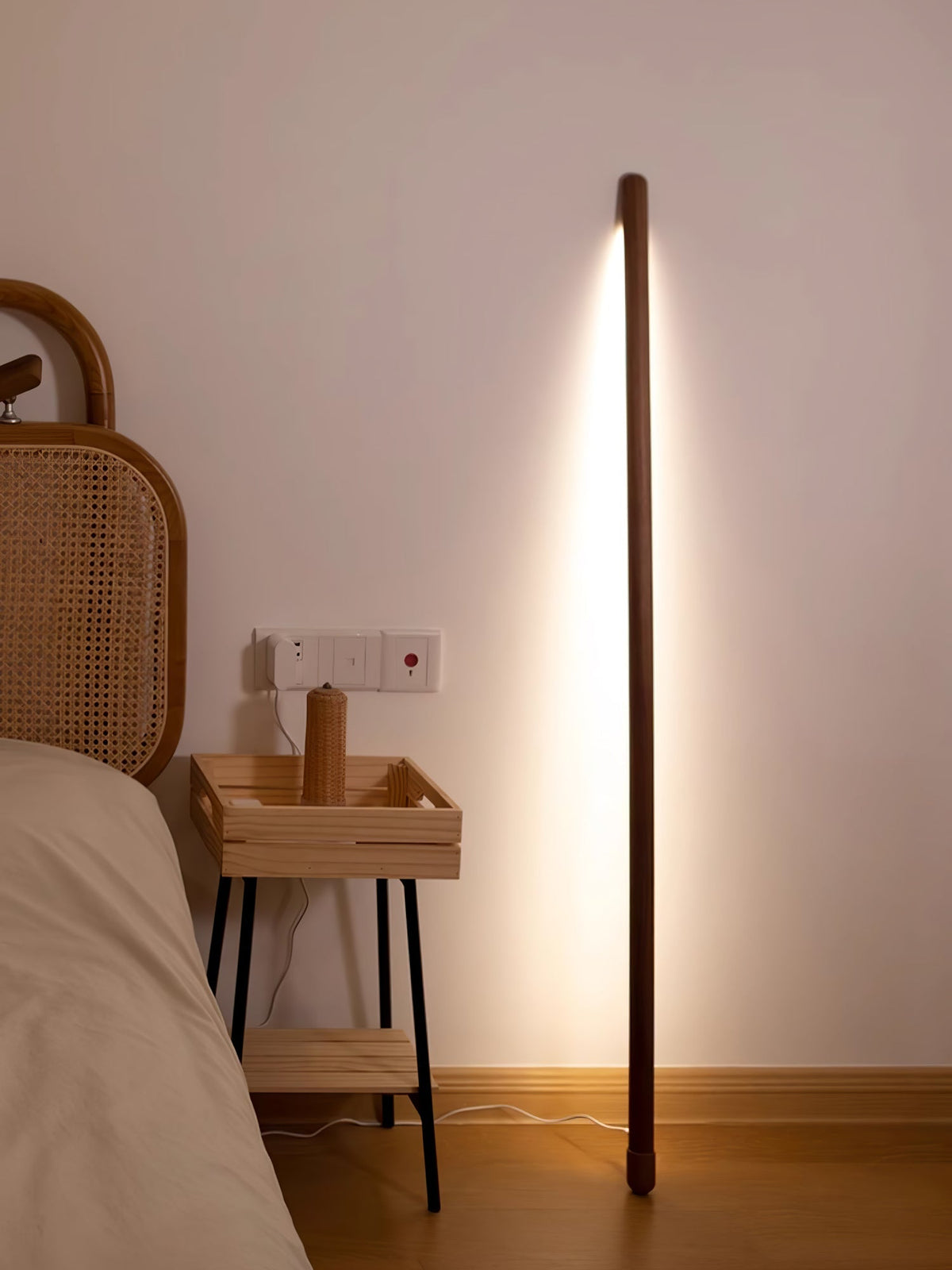 Echo lineare Stehleuchte aus Holz in Holz