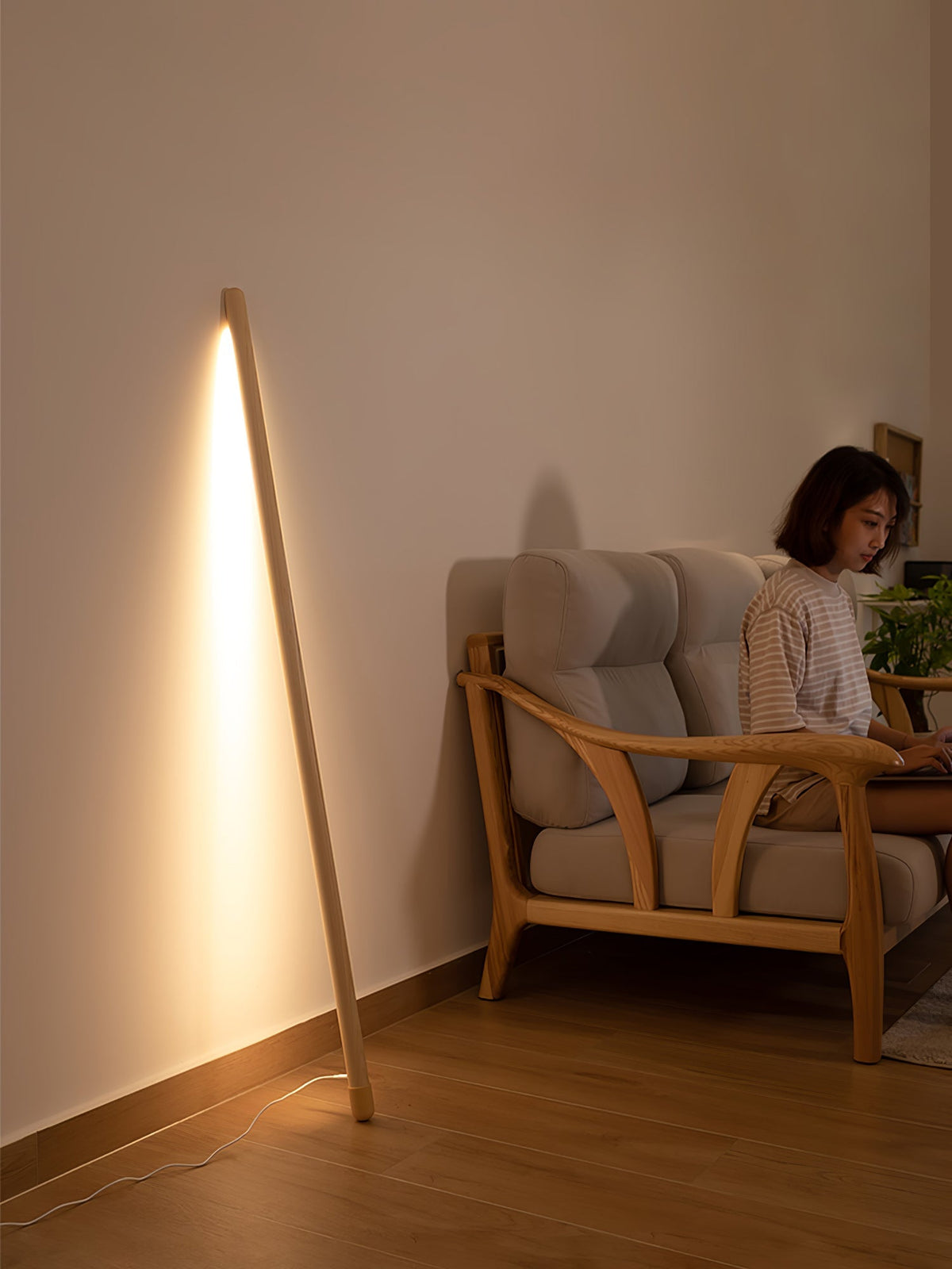 Echo lineare Stehleuchte aus Holz in Holz