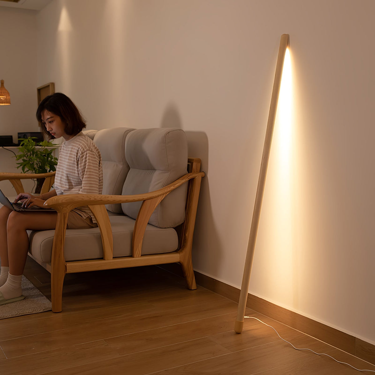 Echo lineare Stehleuchte aus Holz in Holz