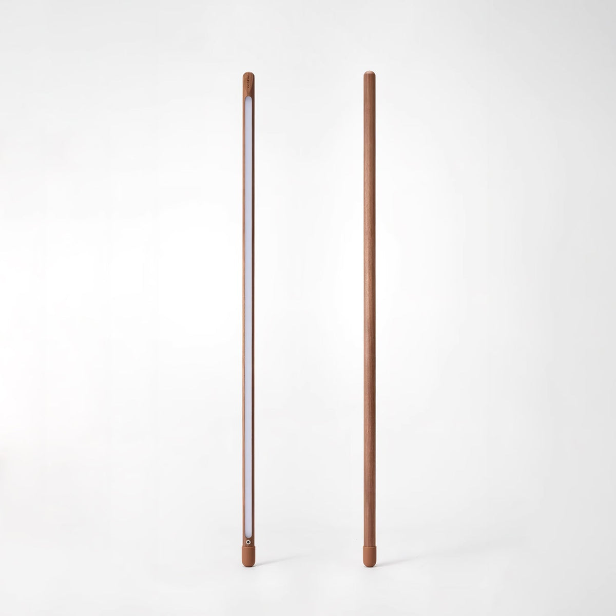 Echo lineare Stehleuchte aus Holz in Holz