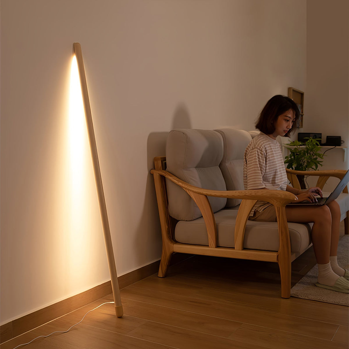 Echo lineare Stehleuchte aus Holz in Holz