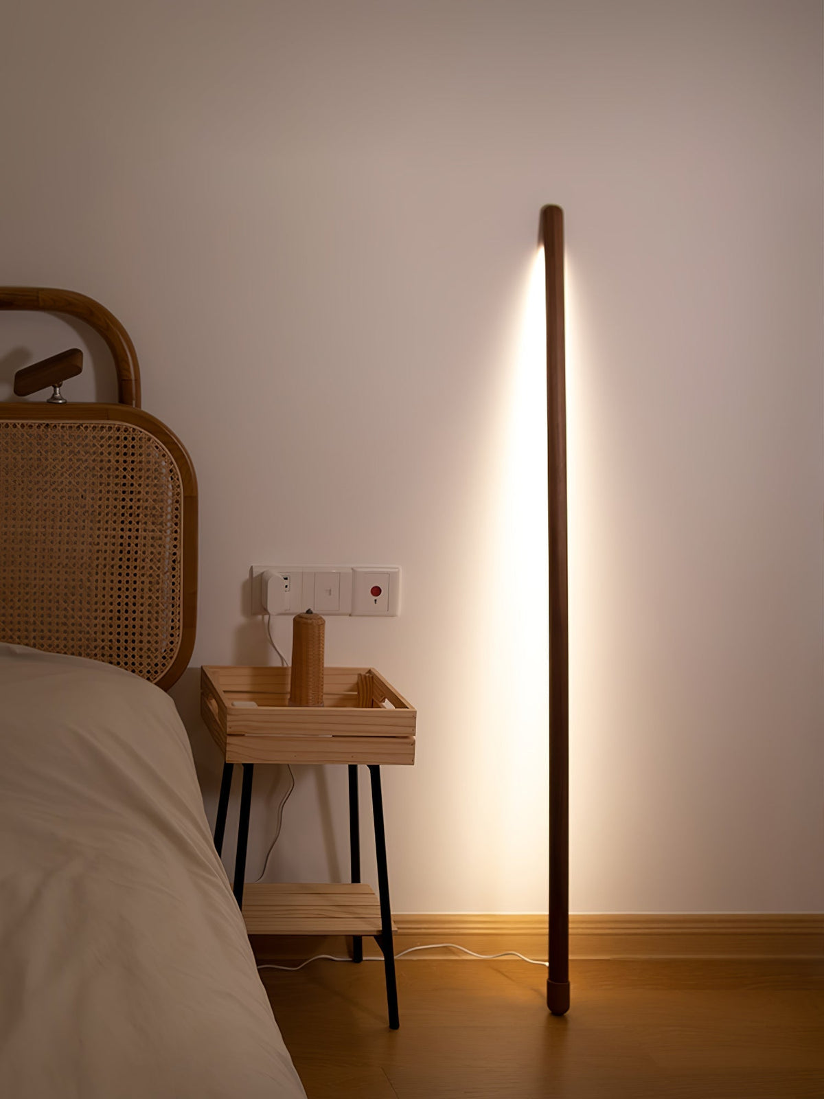 Echo lineare Stehleuchte aus Holz in Holz