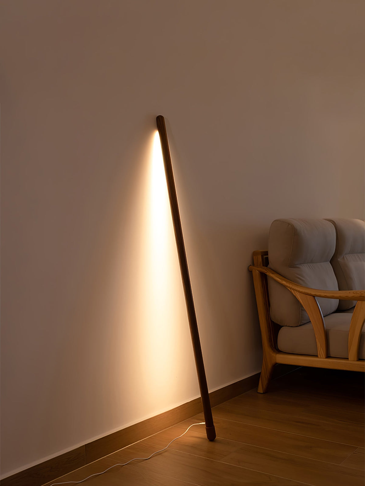 Echo lineare Stehleuchte aus Holz in Holz