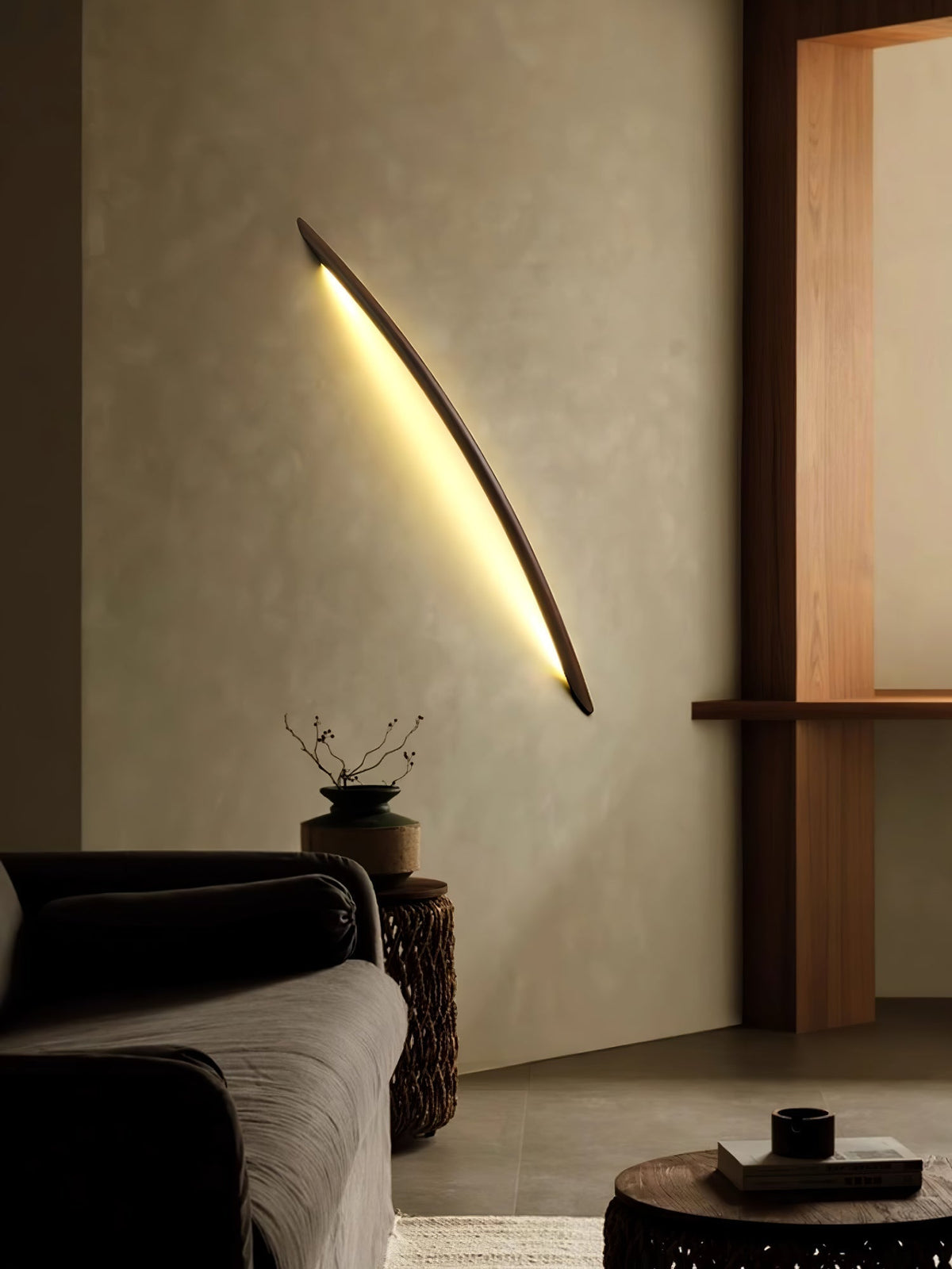 Evvinos zeitgenössische minimalistische lineare Holz-Wandleuchte