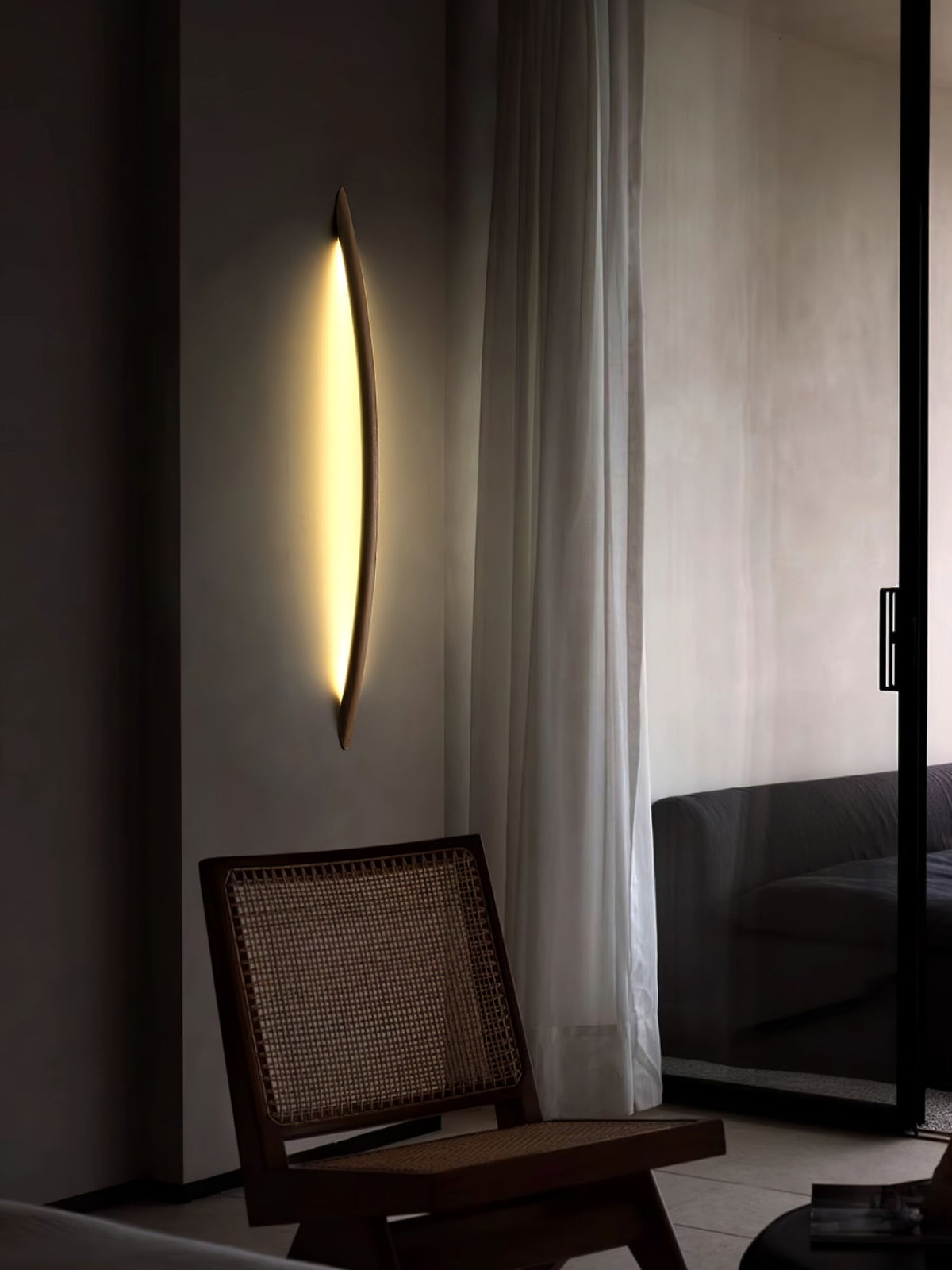 Evvinos zeitgenössische minimalistische lineare Holz-Wandleuchte