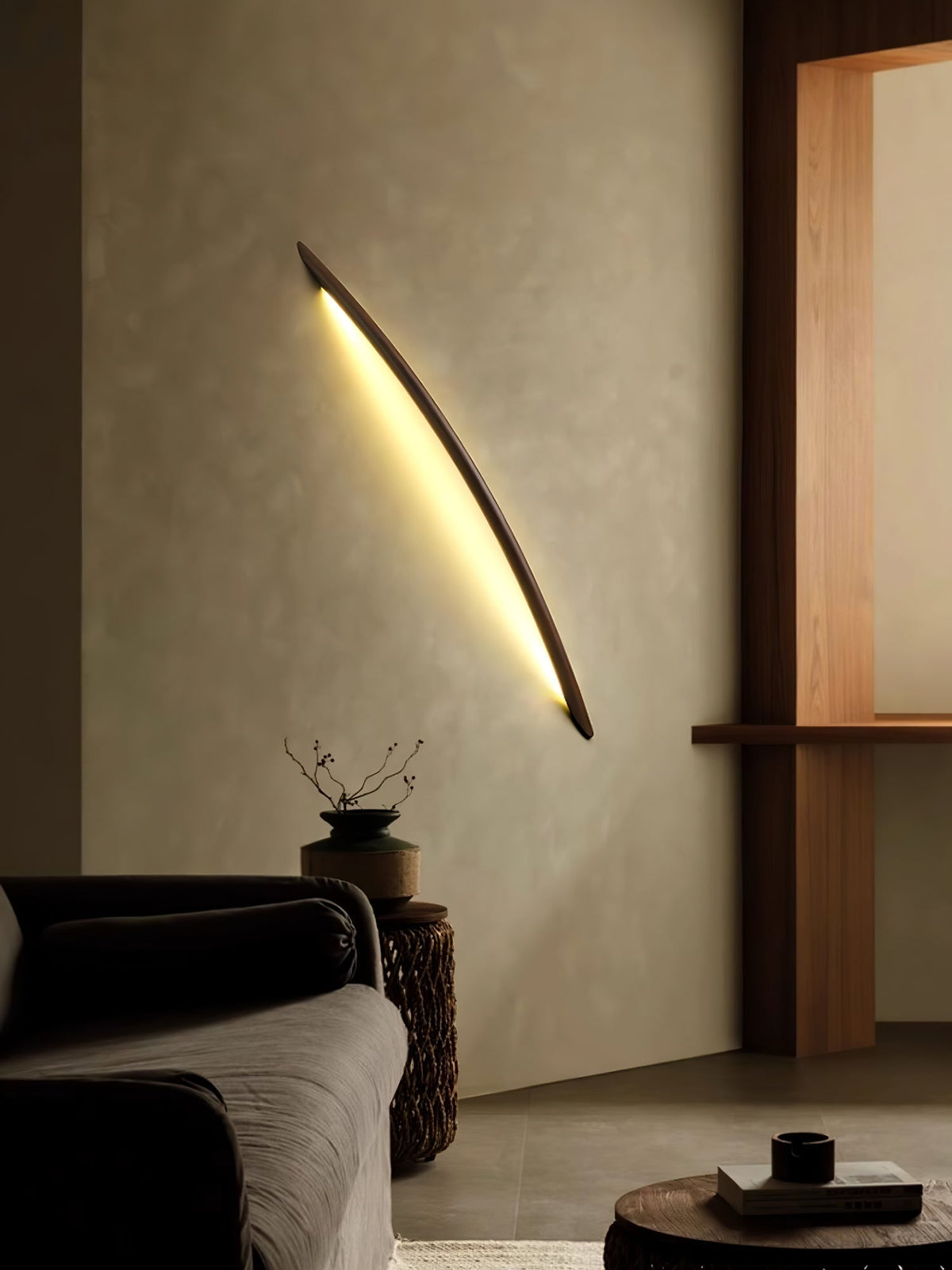 Evvinos zeitgenössische minimalistische lineare Holz-Wandleuchte